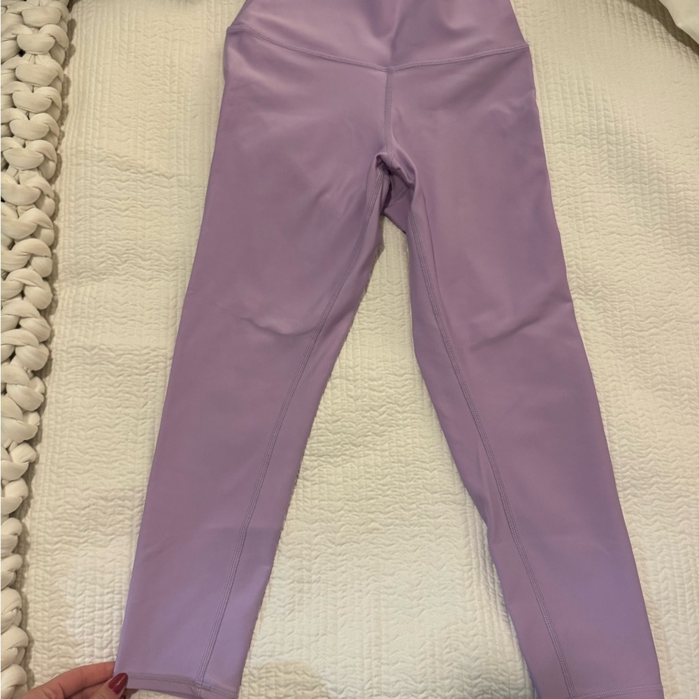 ALO Yoga women’s cropped Lilac Leggings. Excellent condition